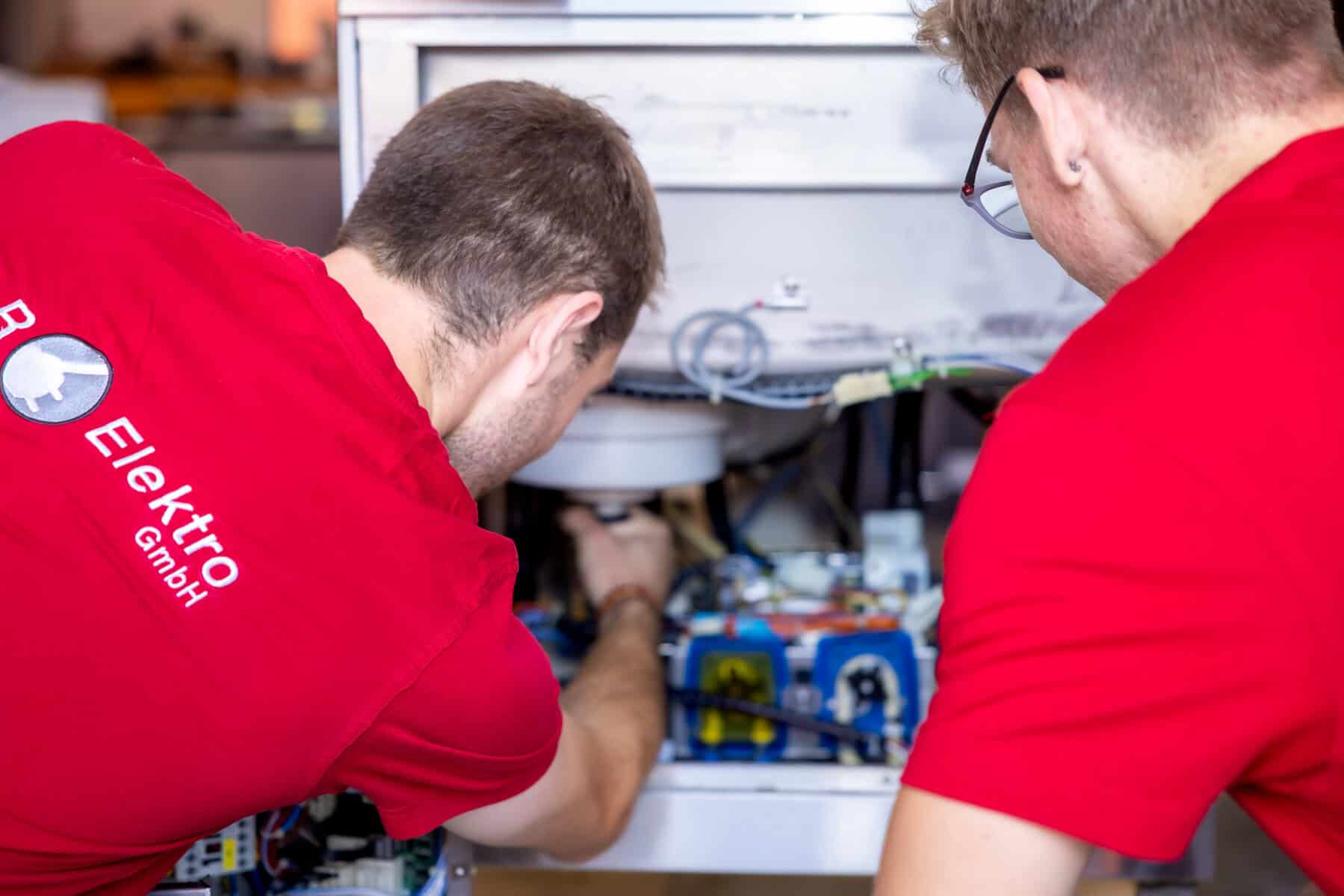 Elektriker bei der Wartung eines elektrischen Schaltschrankes.