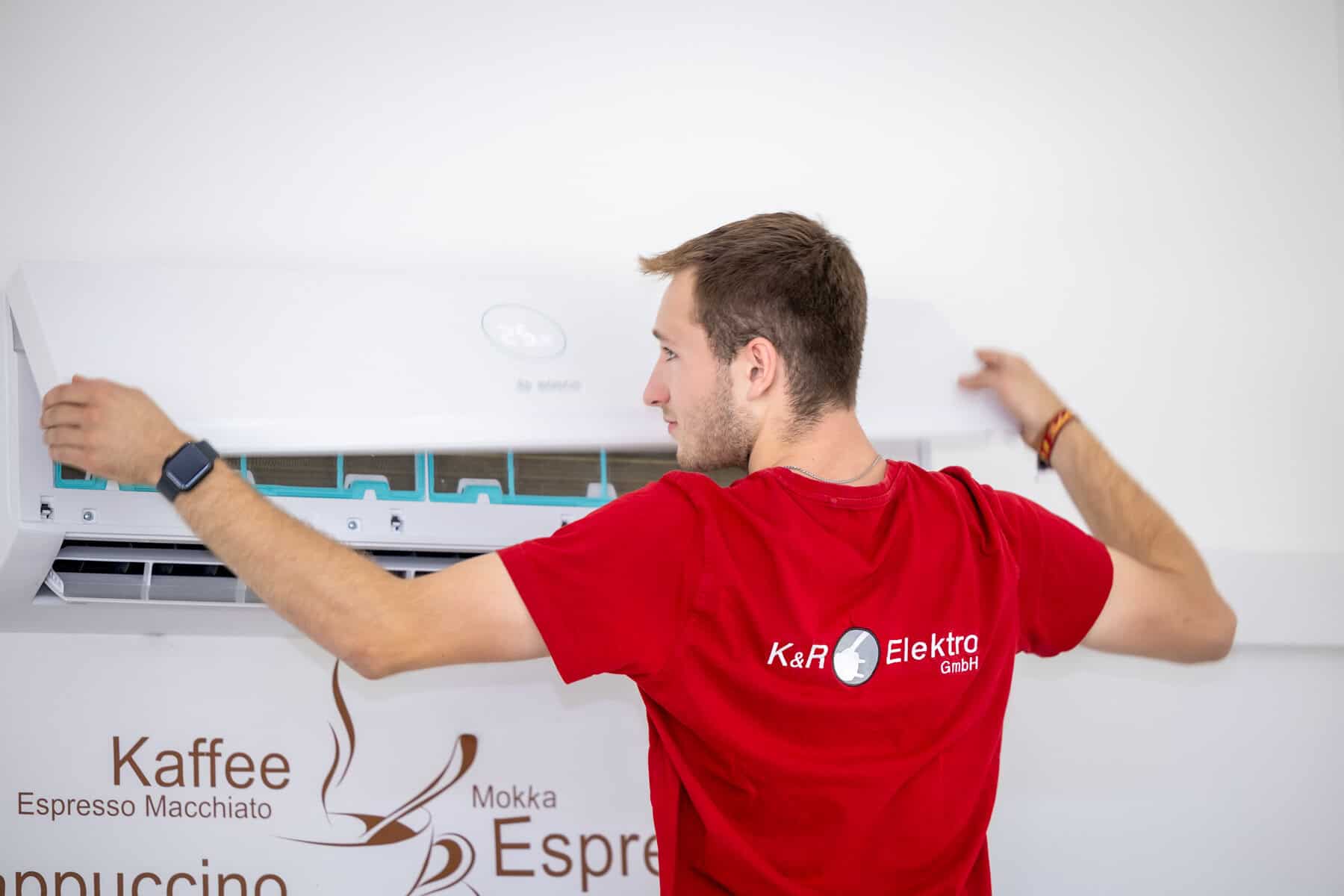 Techniker installiert Klimaanlage bei K&R Elektro GmbH.