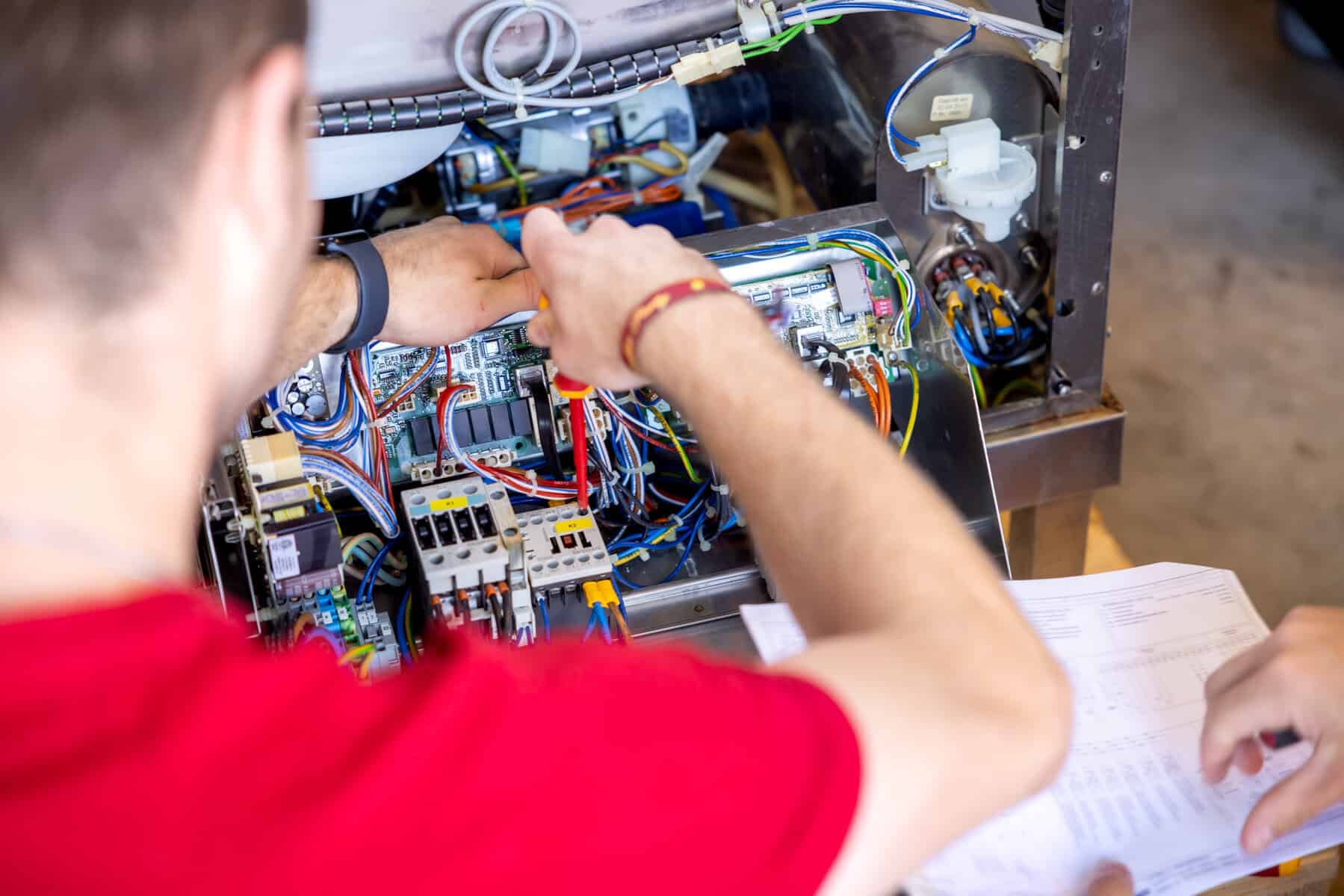 Elektriker repariert komplexes elektronisches System bei K&R Elektro GmbH.