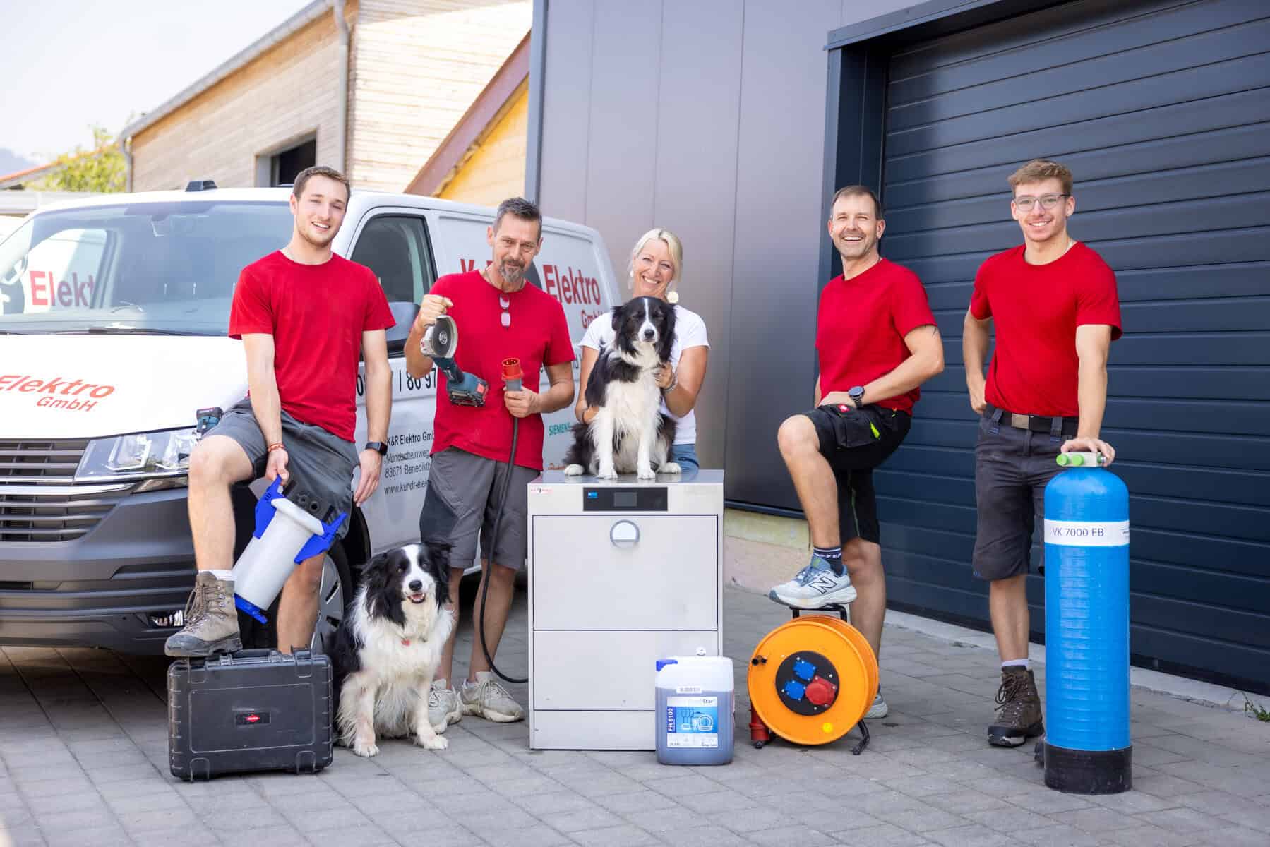 Team von K&R Elektro GmbH mit Elektroinstallationsausrüstung im Außenbereich.