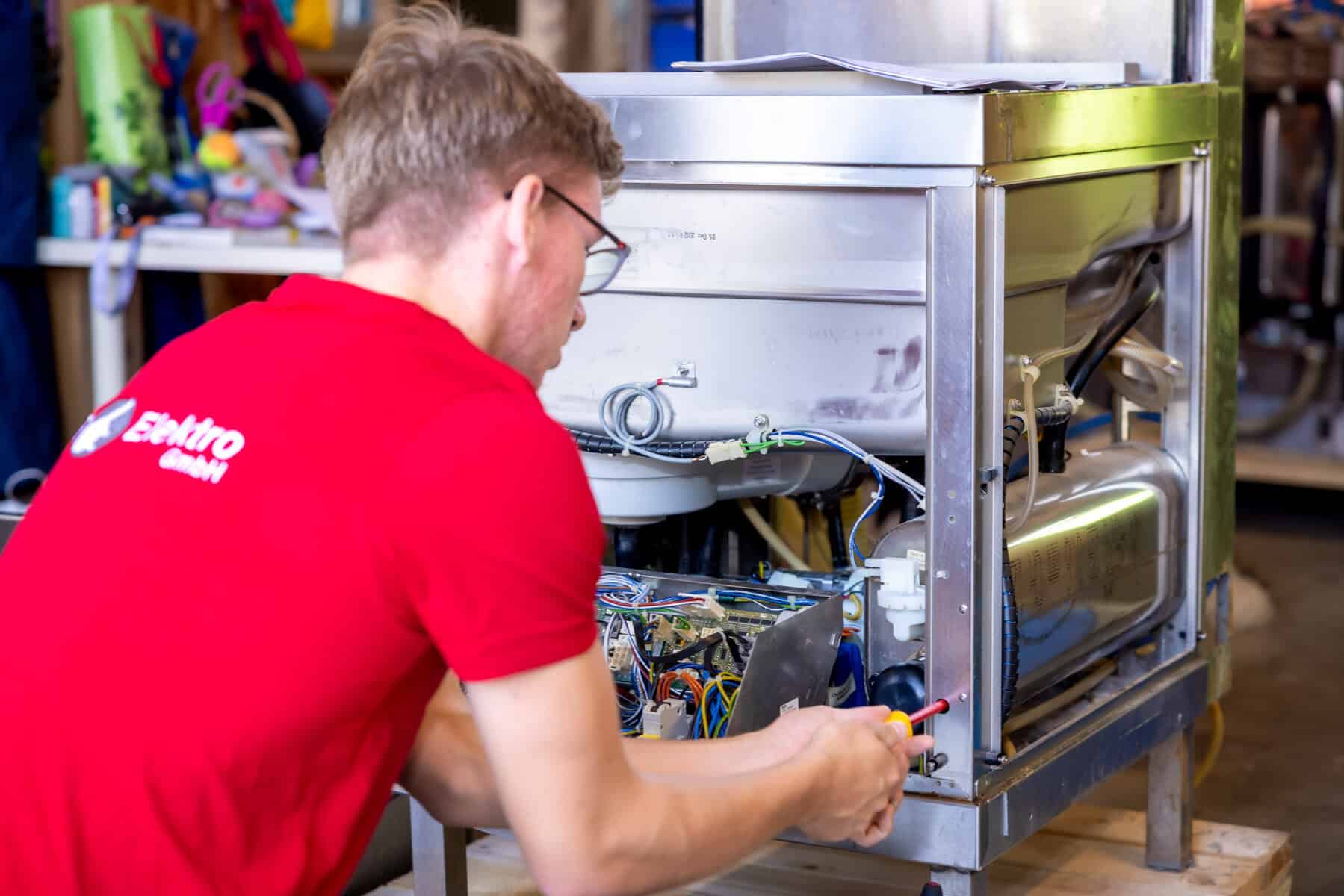 Elektriker repariert elektrische Geräte bei K&R Elektro GmbH.
