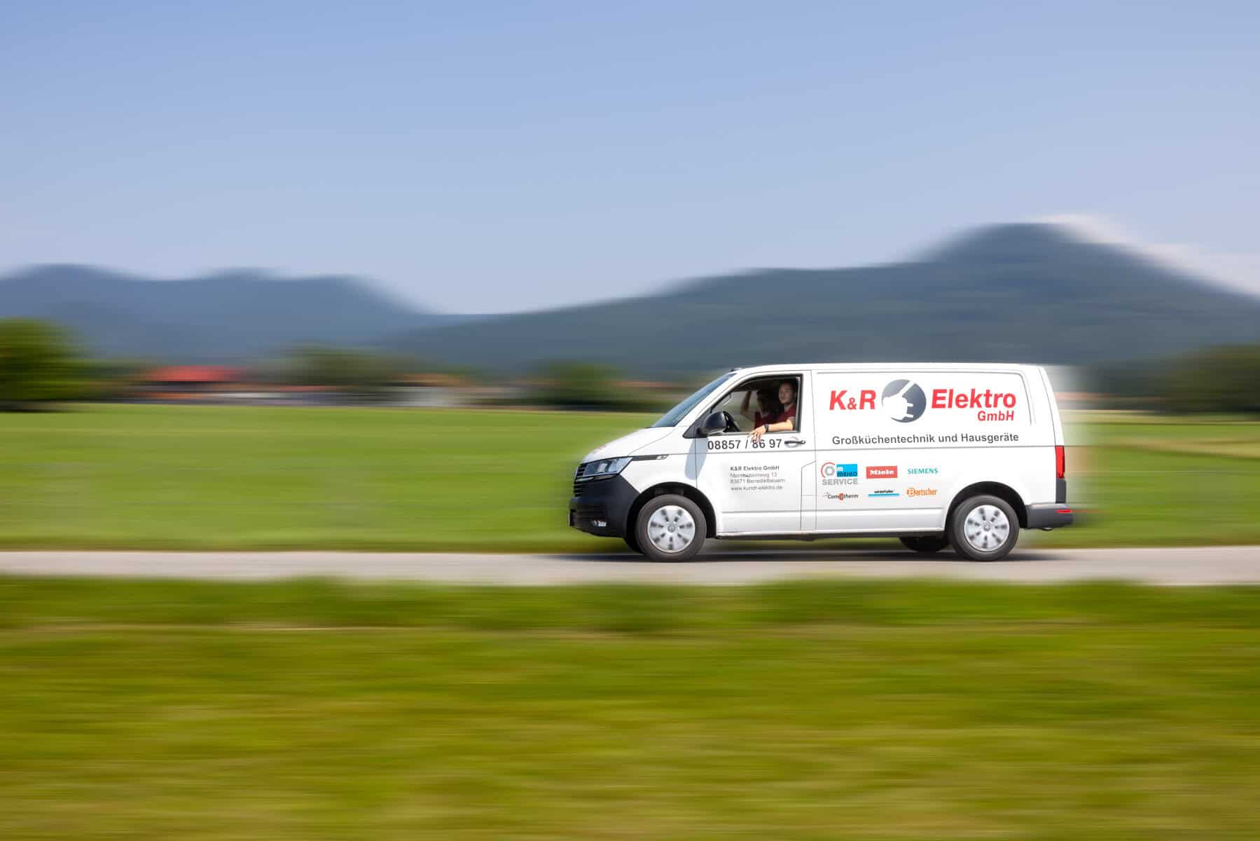 K&R Elektro GmbH Lieferwagen auf der Straße unterwegs.