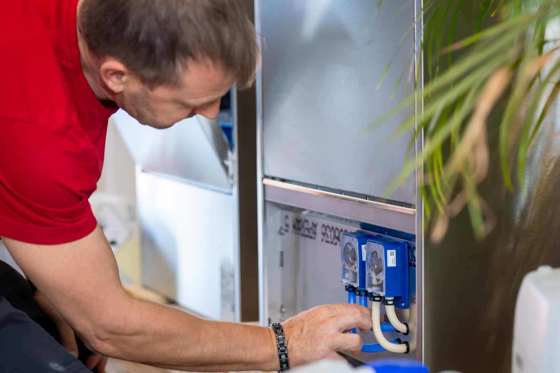 Elektriker installiert elektrische Komponenten bei K&R Elektro GmbH.