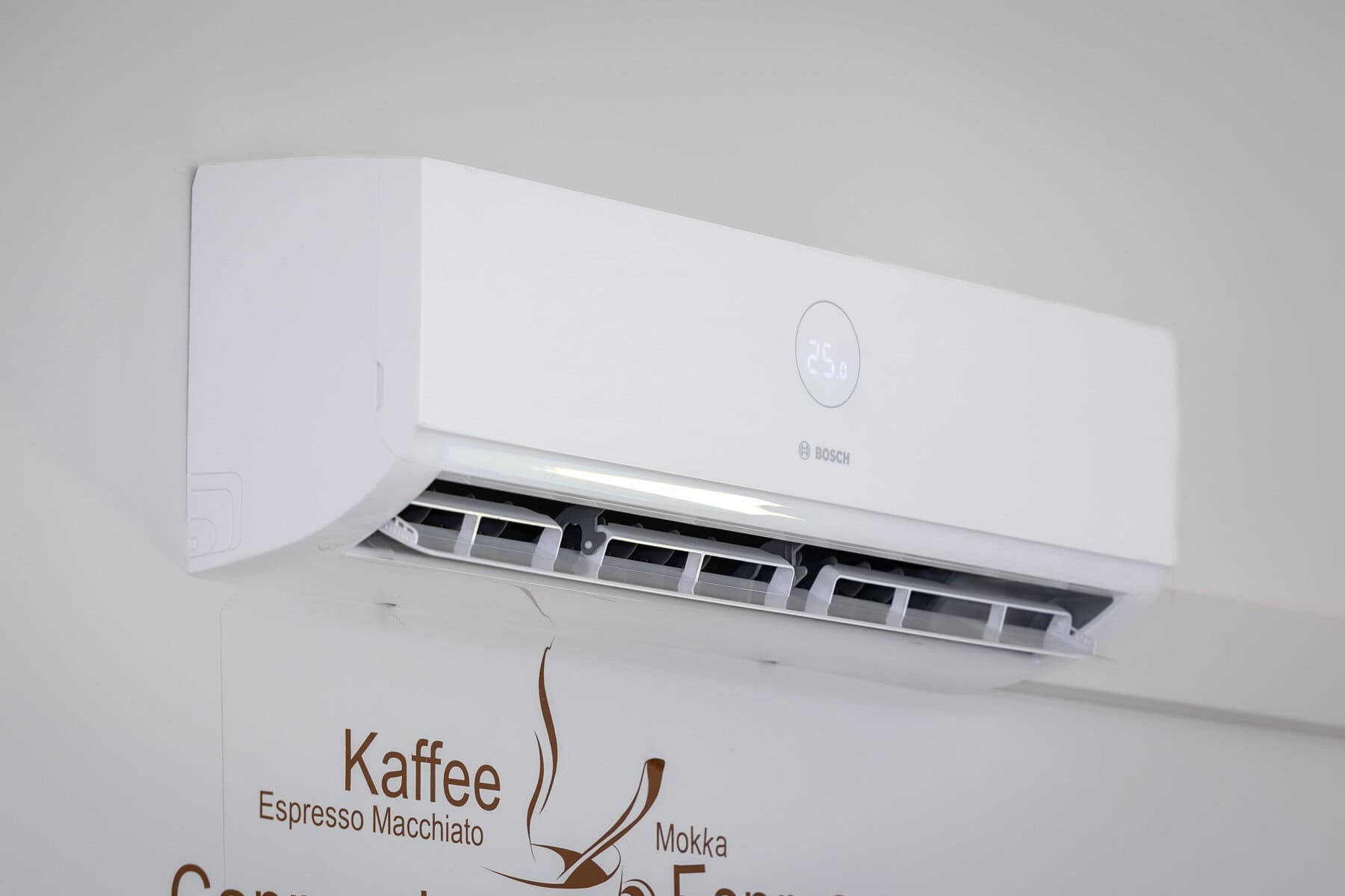 Moderne Bosch Klimaanlage von K&R Elektro GmbH in einem Büro.