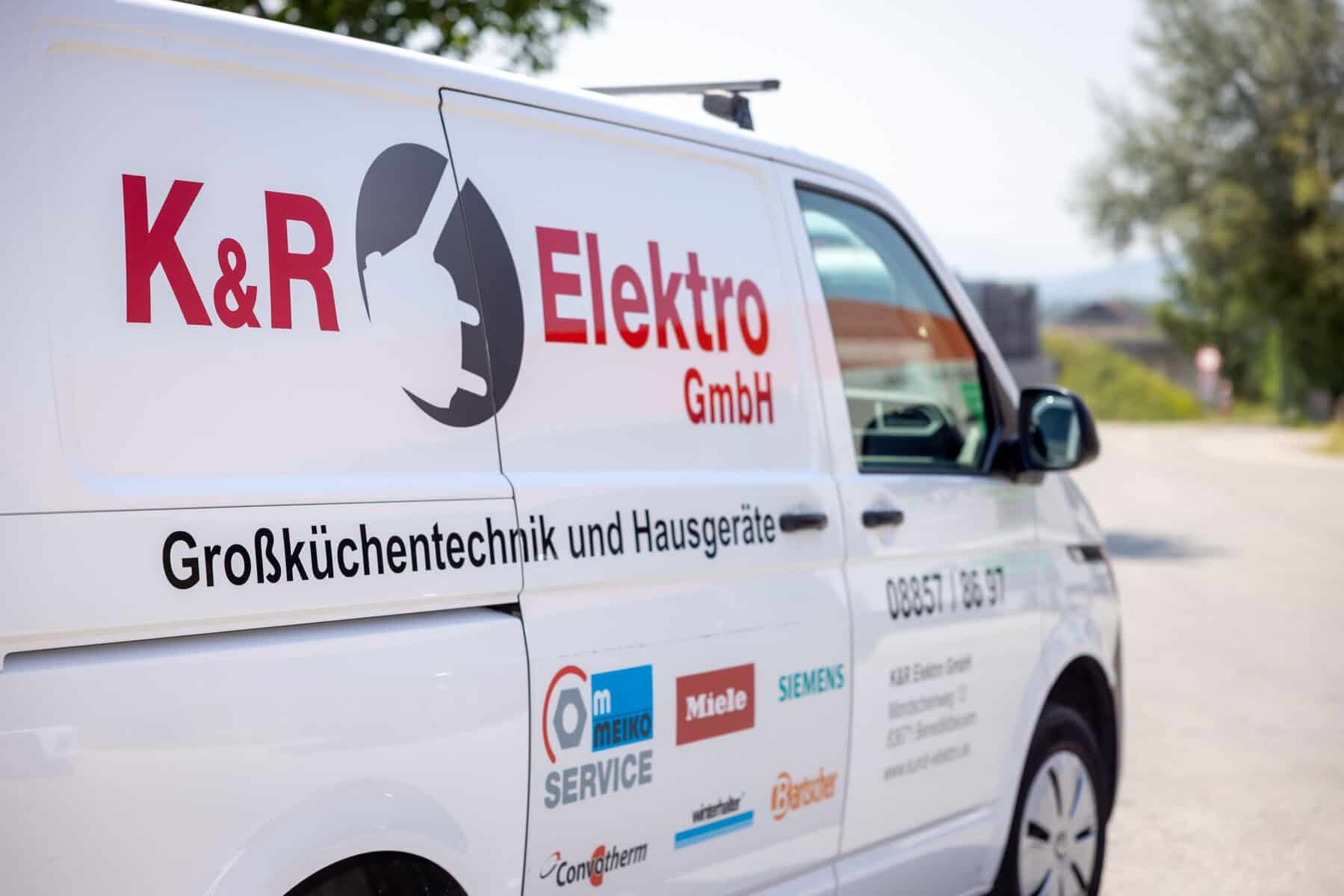 Servicefahrzeug von K&R Elektro GmbH mit Firmenlogo und Kontaktdaten.