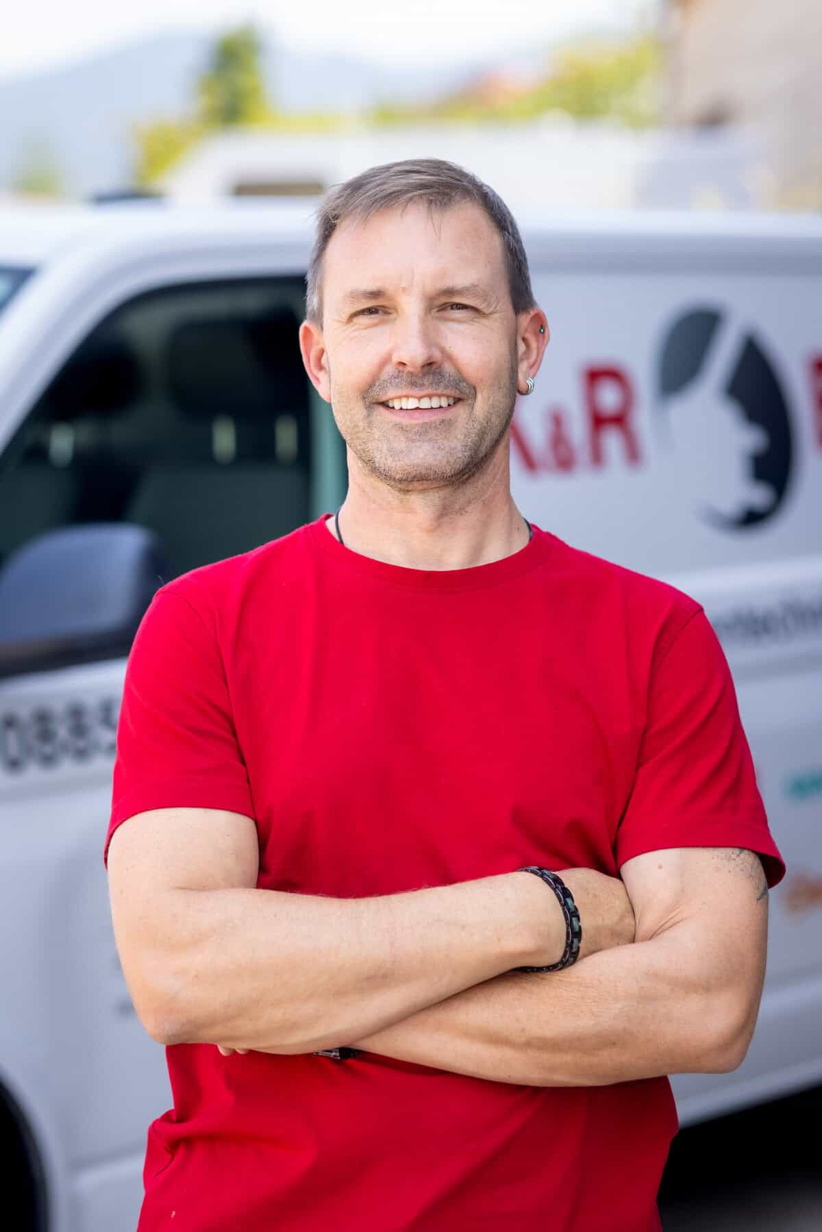 Elektriker vor Firmenfahrzeug bei K&R Elektro GmbH.