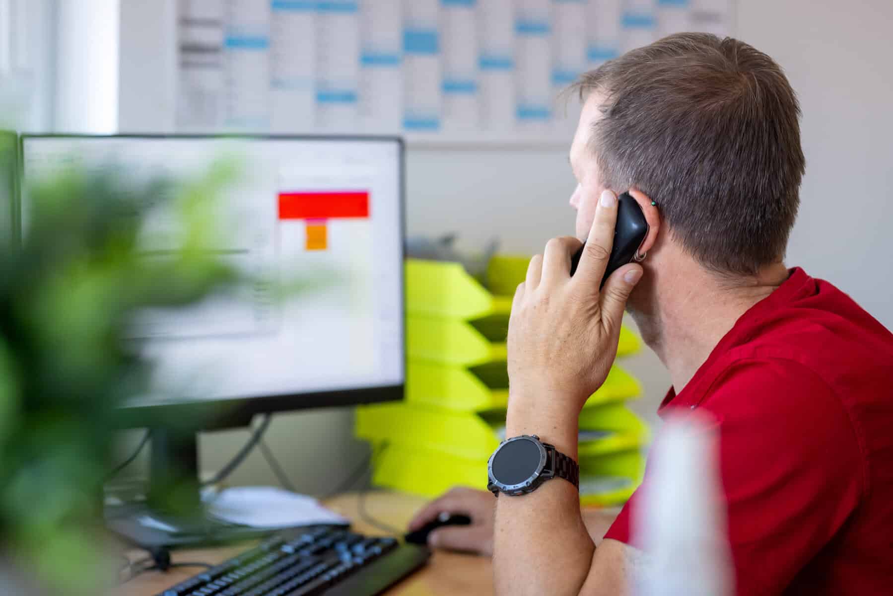 Mitarbeiter von K&R Elektro GmbH bei Kundenservice am Computer.