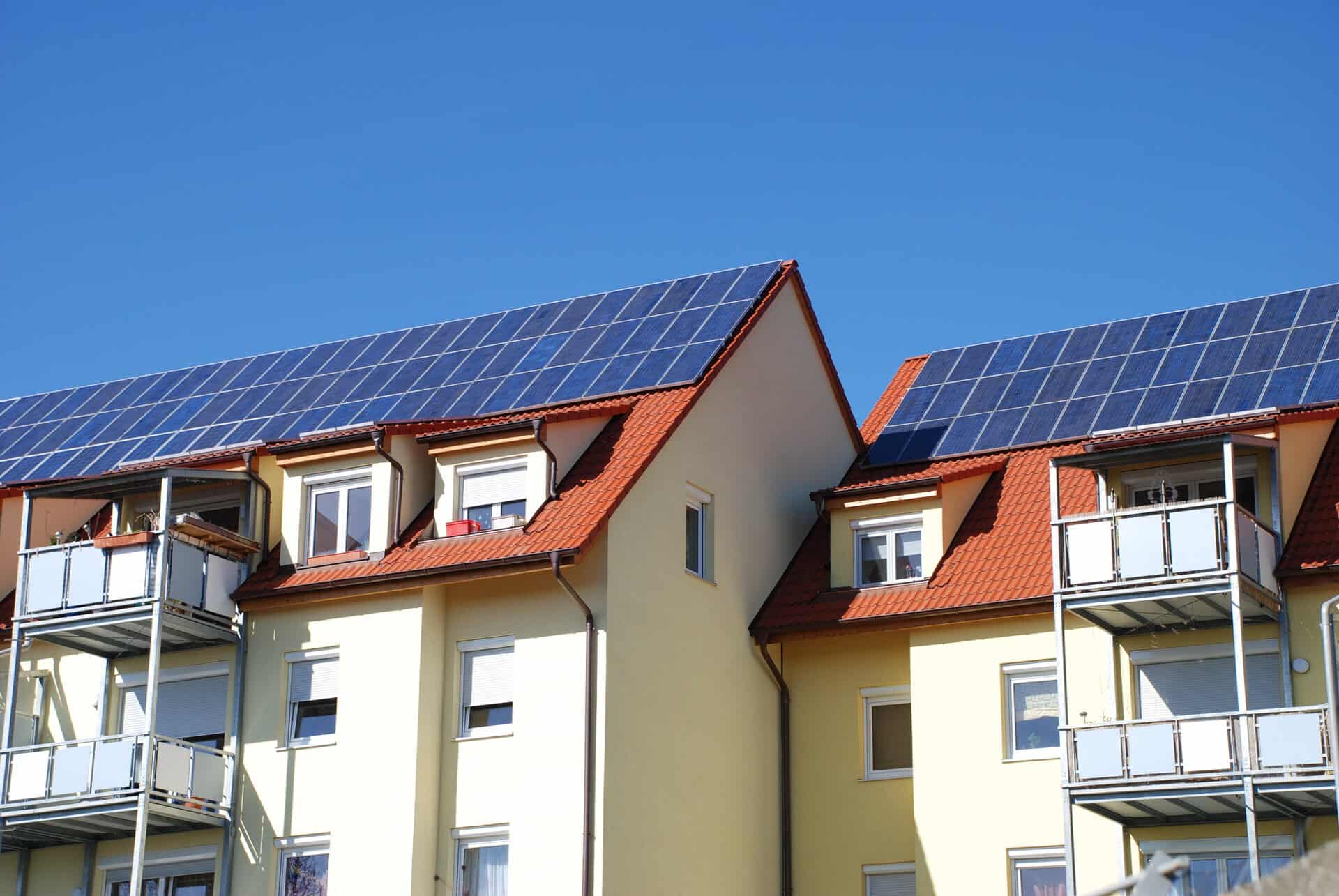 Dach mit Solarmodulen auf Mehrfamilienhaus in Deutschland.