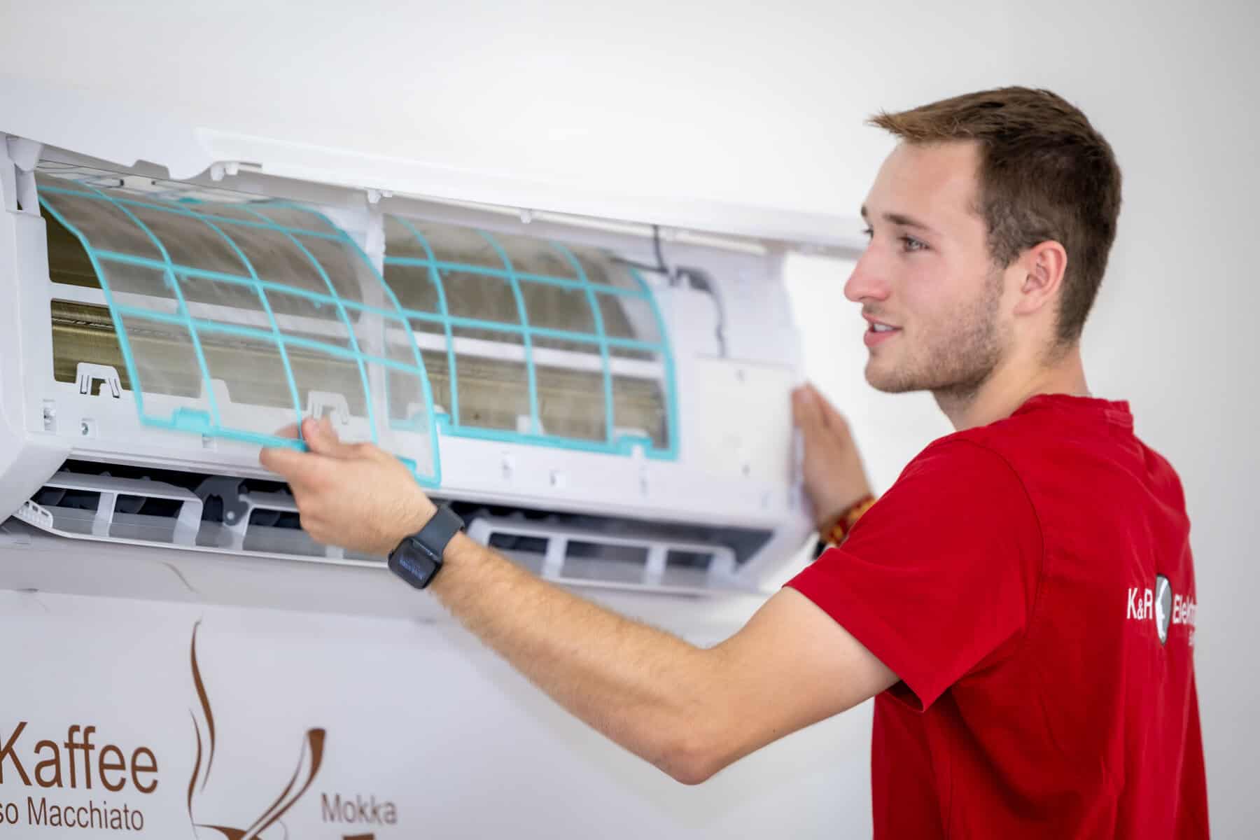 Techniker bei Wartung einer Klimaanlage in Berlin.
