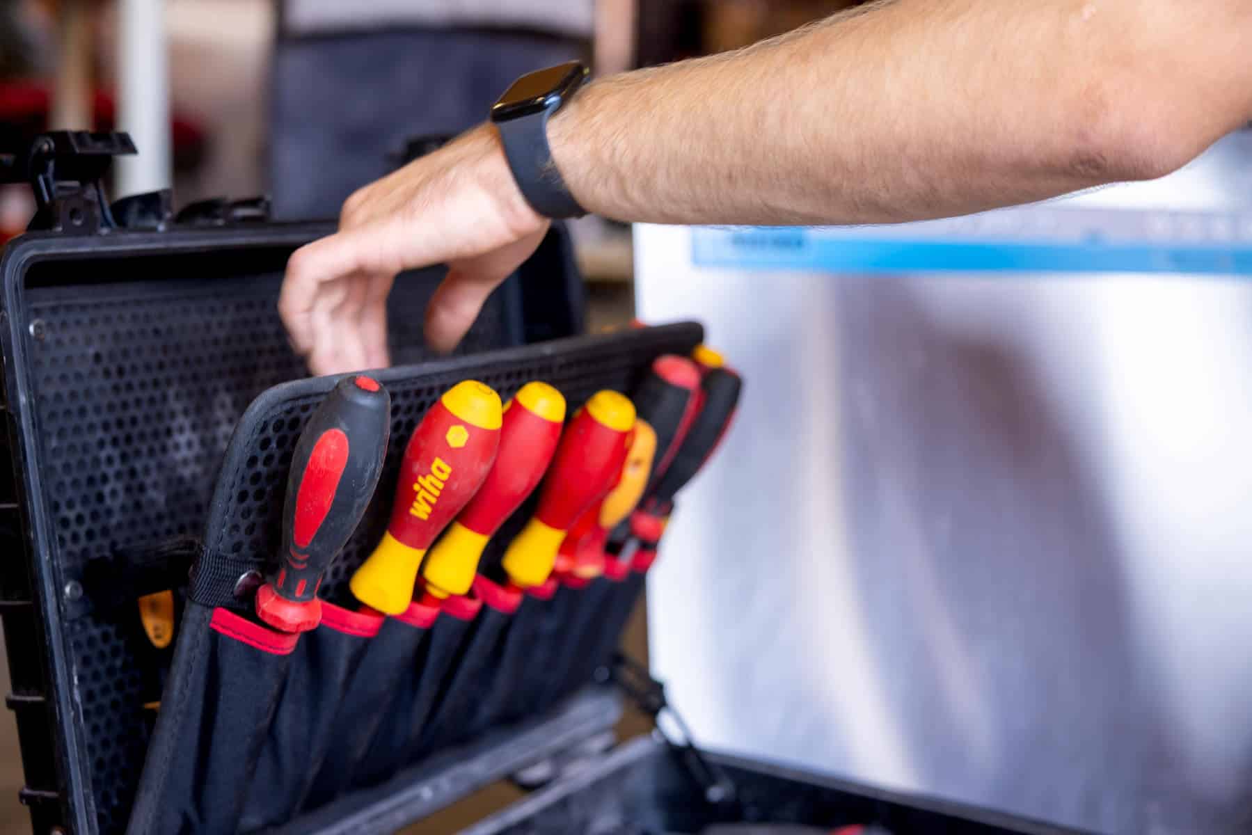 Werkzeugkoffer mit Schraubenziehern bei K&R Elektro GmbH.