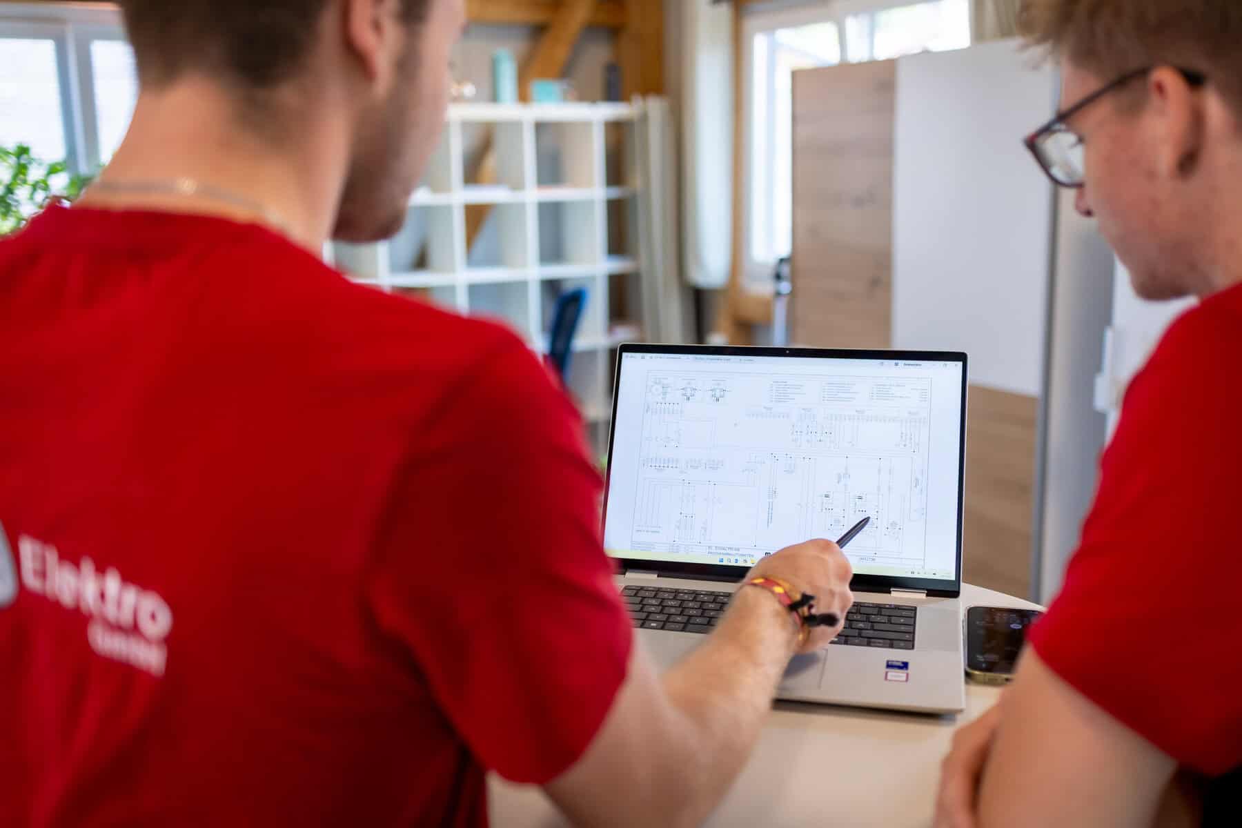 Elektriker bei Planung und Besprechung im Büro von K&R Elektro GmbH.